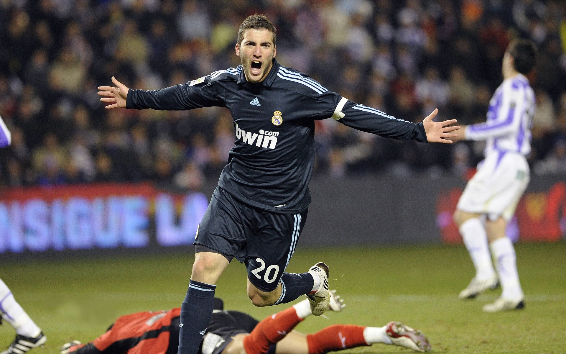 伦敦马拉松跑手破纪录,现场欢呼不断,伦敦马拉松比赛