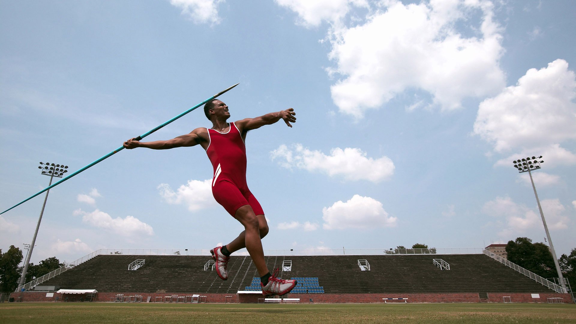 伦敦马拉松跑手破纪录,现场欢呼不断,伦敦马拉松比赛